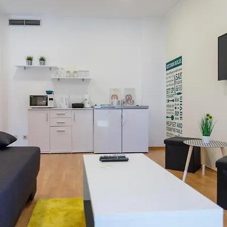 Midnight City - One Bedroom With Balcony Διαμέρισμα